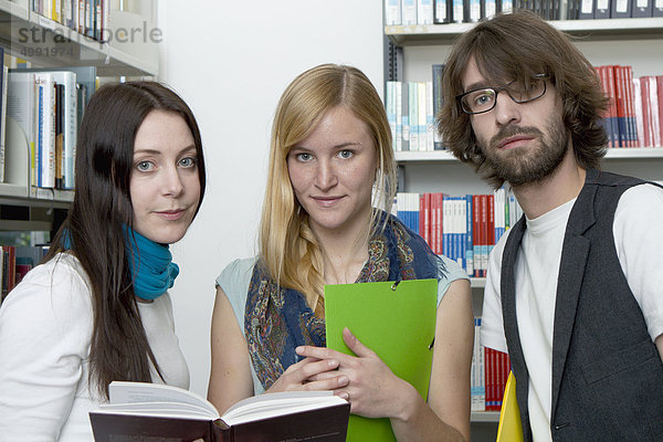 Drei Studenten in der Bibliothek