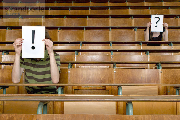 Zwei Studenten im Hörsaal