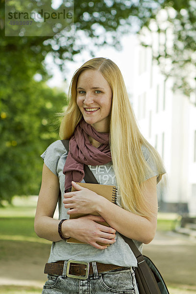 Studentin auf dem Campus