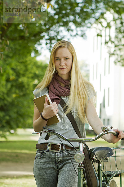 Studentin auf dem Campus