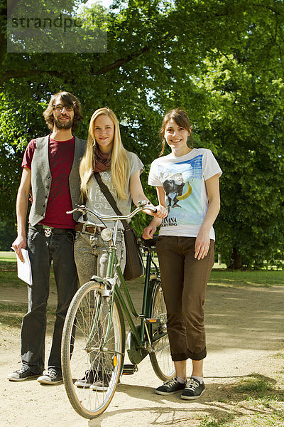 Drei Studenten auf dem Campus