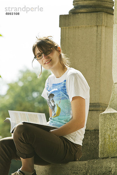 Studentin auf dem Campus