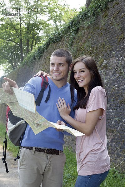Junges Paar mit Landkarte im Freien