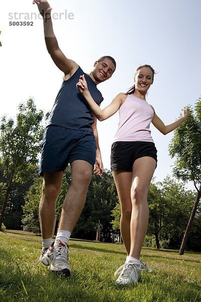 Sportliches junges Paar im Freien