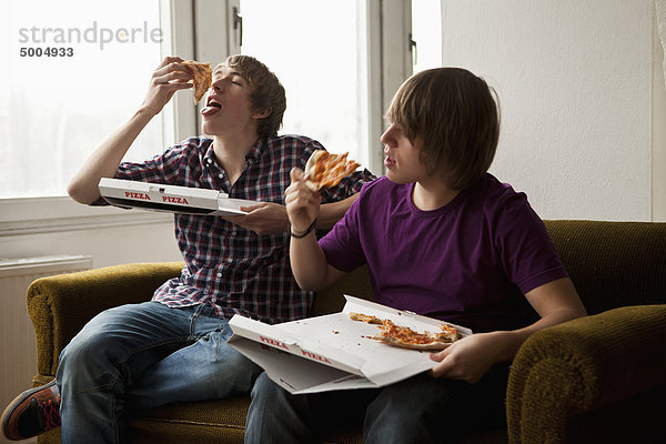 Zwei Jungen essen Lieferpizza
