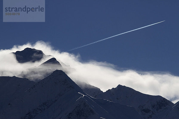 Ein Flugzeugdampfpfad über eine Bergkette  Kanton Graubünden  Schweiz