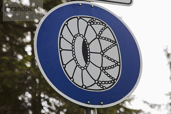 Ein Straßenschild für Reifenketten