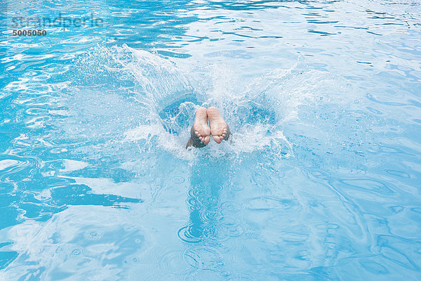 Detail eines Jungen beim Eintauchen in ein Schwimmbad