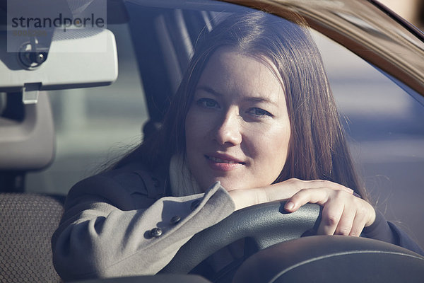 Frau schaut aus dem Autofenster