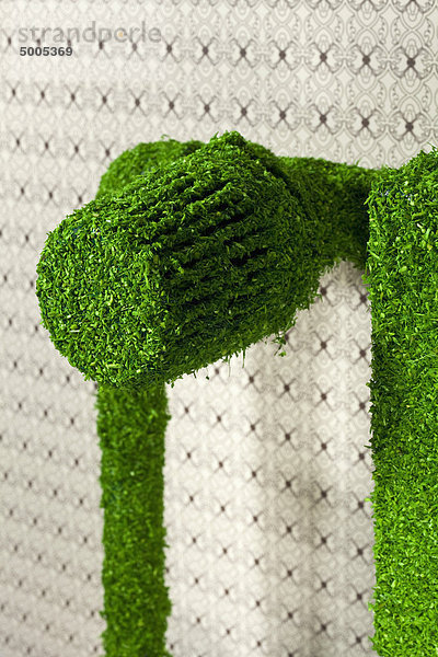 Energiesparender Heizkörper mit grünem Gras bedeckt.