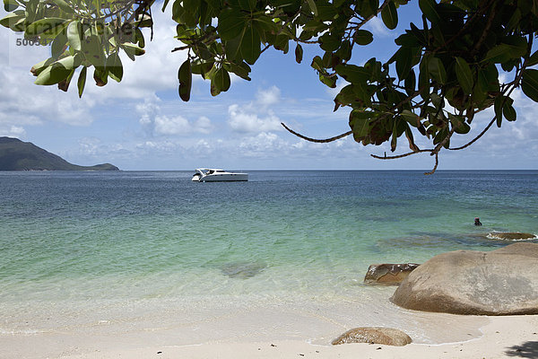 Blick vom Strand auf ein Schnellboot im Meer