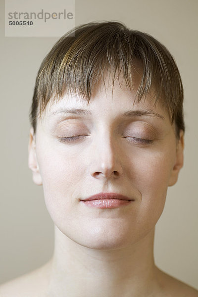 Eine Frau mit geschlossenen Augen  Nahaufnahme