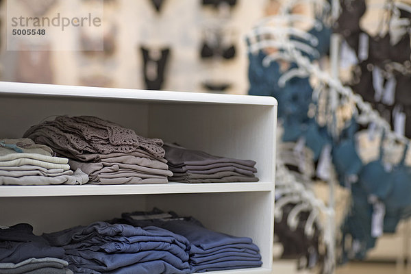 Gefaltete T-Shirts in einem Bekleidungsgeschäft