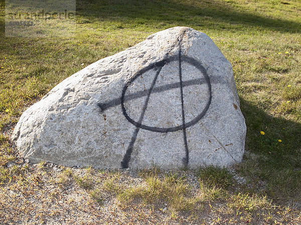 Das bekannte Anarchiesymbol Circle-A Spray auf einen Felsen gemalt