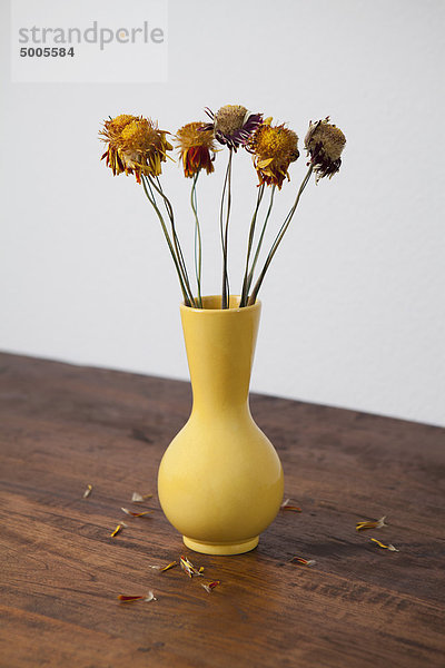 Eine Vase mit getrockneten Blumen