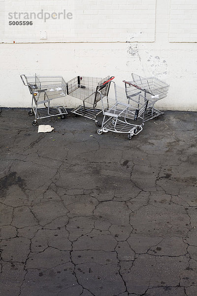 Verlassene Einkaufswagen auf einem Parkplatz