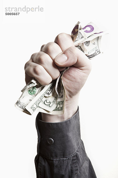 Ein Mann mit einem Bündel US-Papiergeld  Nahaufnahme der Hand.