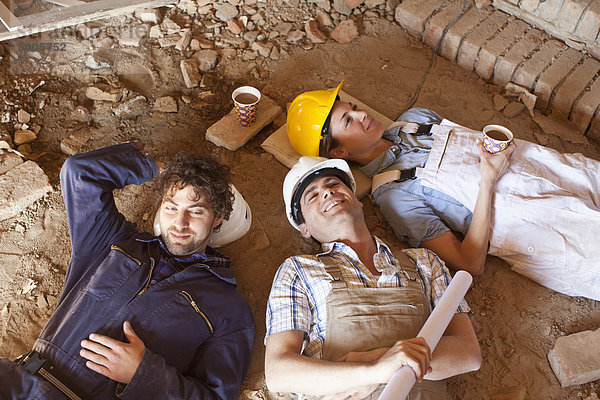 Drei Bauarbeiter bei einer Kaffeepause