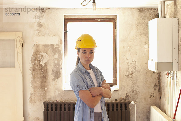 Ein Bauunternehmer auf einer Baustelle