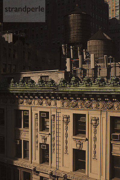 Altmodische Wasserspeicher aus Holz auf dem Dach eines luxuriösen Apartmenthauses  Manhattan