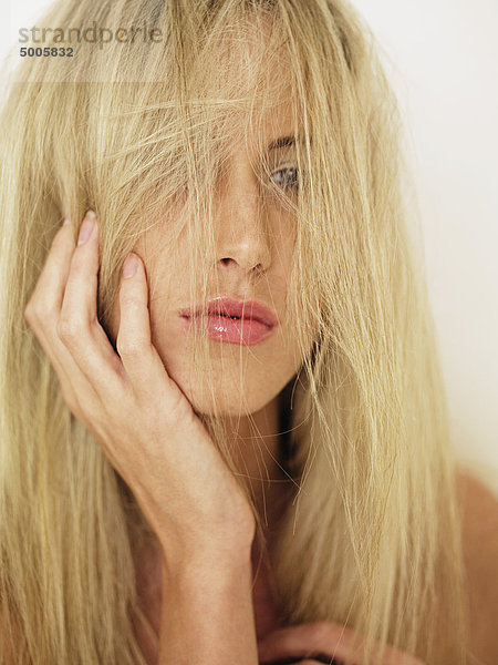 Eine Frau mit strubbeligen Haaren  Portrait