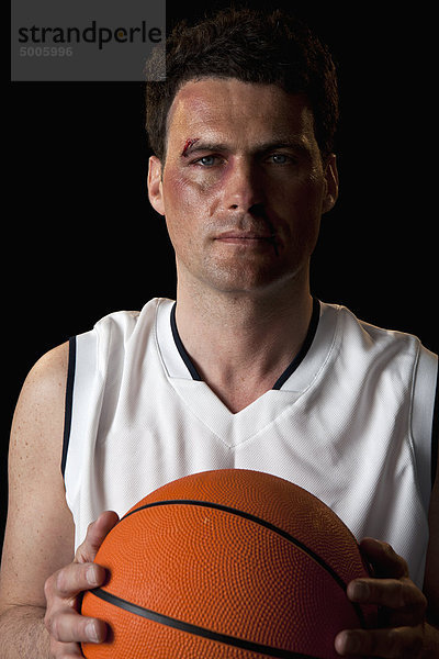 Ein gequetschter Basketballspieler  Portrait