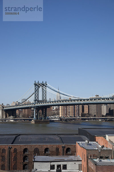 Blick über die Gebäude mit der Williamsburger Brücke in der Ferne