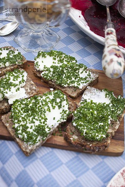 Frischkäse und Schnittlauch auf Brot