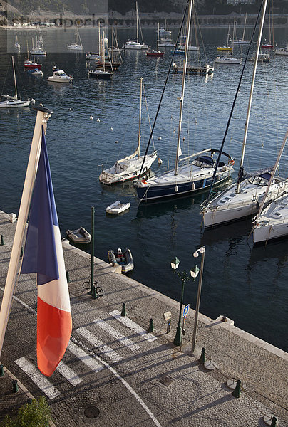 Hafen mit französischer Flagge im Vordergrund