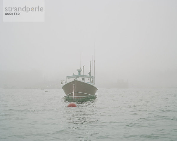 Ein vertäutes Fischerboot