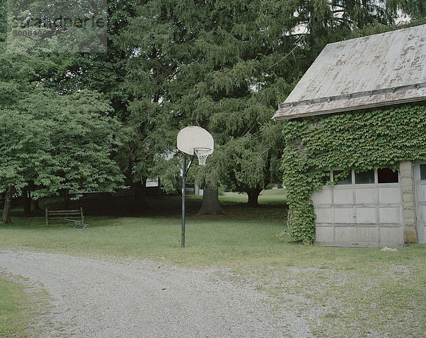 Ein Basketballkorb neben einer Garage