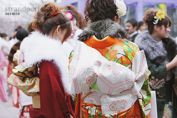 Frau tragen Kimonos