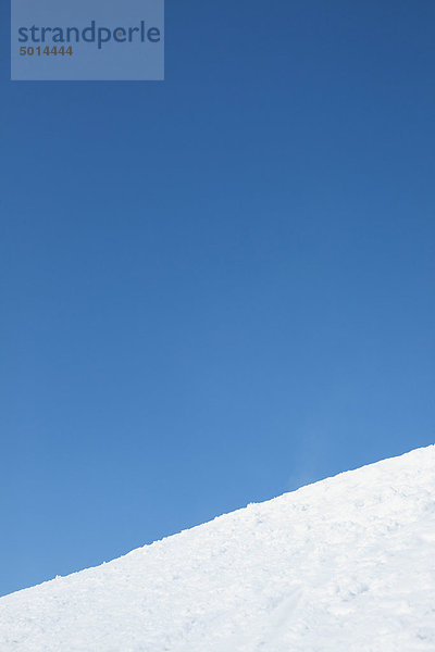 Schnee bedeckte Landschaft und blauen Himmel