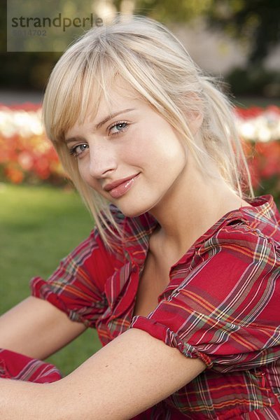Junge blonde Frau im Freien  Portrait