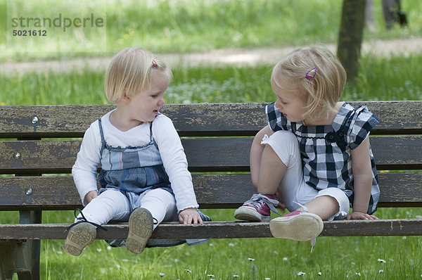 Zwei Mädchen im Park