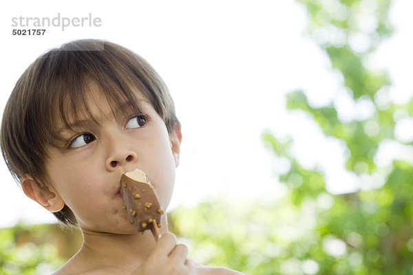 Kleiner Junge beim Eis essen  Porträt