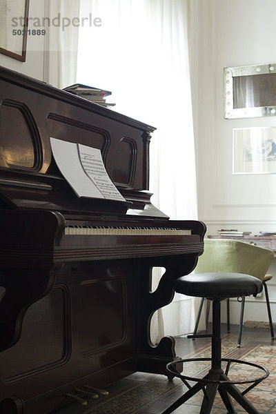 Klavier und Noten zu Hause