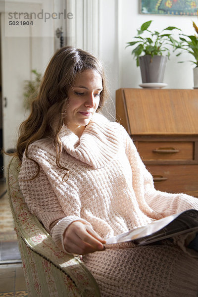 Junge Frau beim Lesen