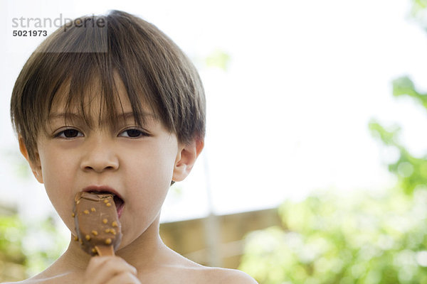 Kleiner Junge beim Eis essen  Porträt