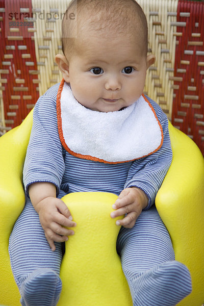 Babysitting auf Kindersitz  Portrait