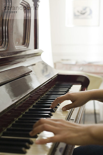 Frauenhände beim Klavierspielen