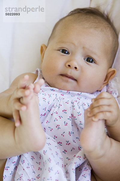 Baby berührende Füße  Portrait