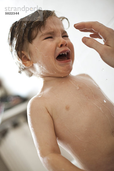 Kleinkind Junge weint in der Badewanne