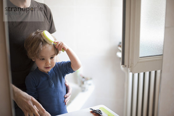 Junge lernt sein Haar zu bürsten