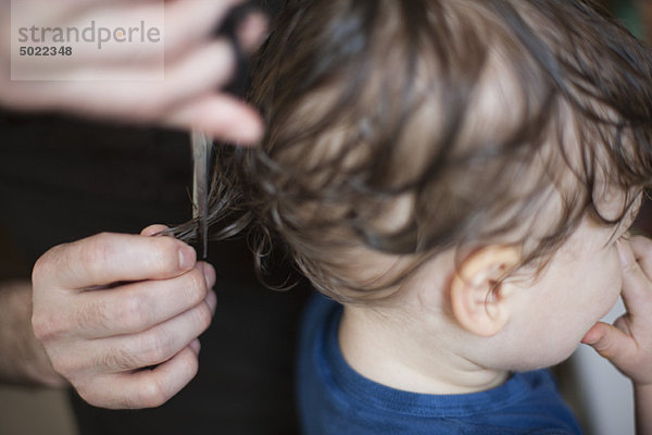 Kleinkind beim Friseur  abgeschnitten
