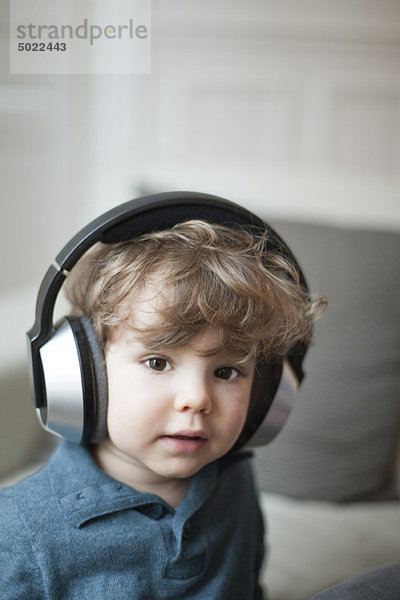 Kleinkind Junge mit Kopfhörer  Portrait