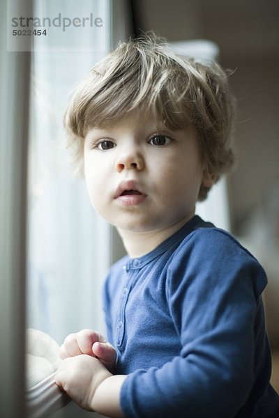 Kleinkind Junge am Fenster  Portrait