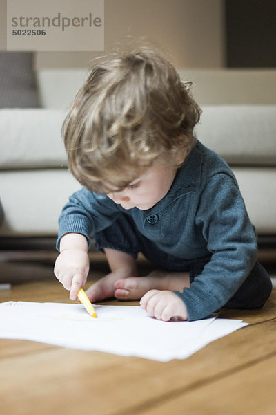 Kleinkind Junge Zeichnung auf Papier