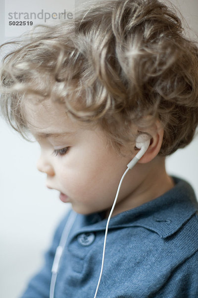 Kleinkind Junge mit Kopfhörer  Profil