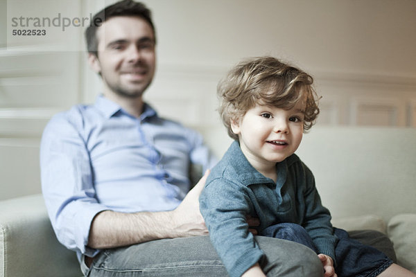 Kleinkind Junge und Vater auf der Couch sitzend